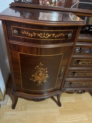 Antigua coqueta con espejo y detalles dorados