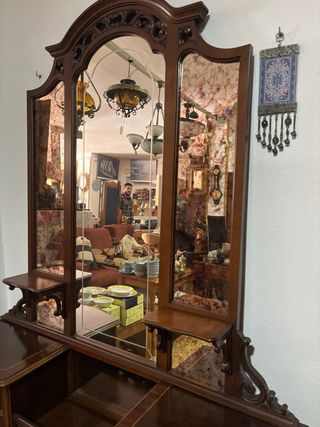 Antigua coqueta con espejo y detalles dorados