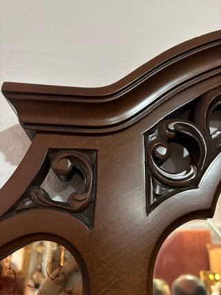 Antigua coqueta con espejo y detalles dorados