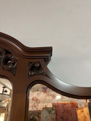 Antigua coqueta con espejo y detalles dorados