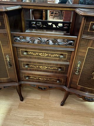 Antigua coqueta con espejo y detalles dorados