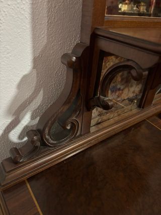 Antigua coqueta con espejo y detalles dorados