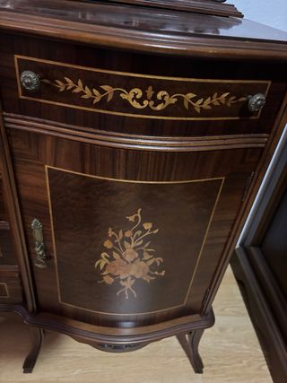 Antigua coqueta con espejo y detalles dorados