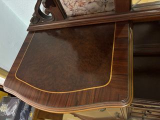 Antigua coqueta con espejo y detalles dorados