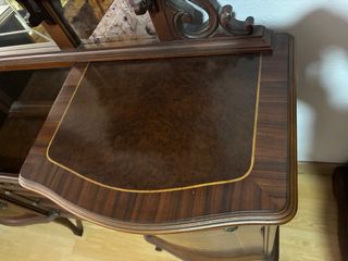 Antigua coqueta con espejo y detalles dorados