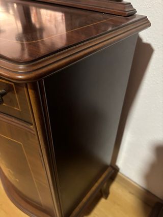 Antigua coqueta con espejo y detalles dorados