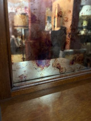 Antigua coqueta con espejo y detalles dorados