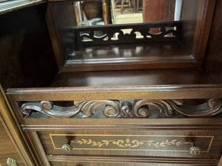 Antigua coqueta con espejo y detalles dorados