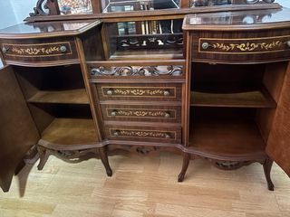 Antigua coqueta con espejo y detalles dorados