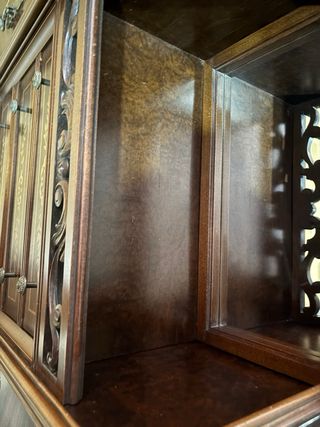 Antigua coqueta con espejo y detalles dorados