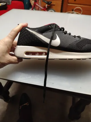 Zapatillas Nike Talla 42 Negras y Rojas