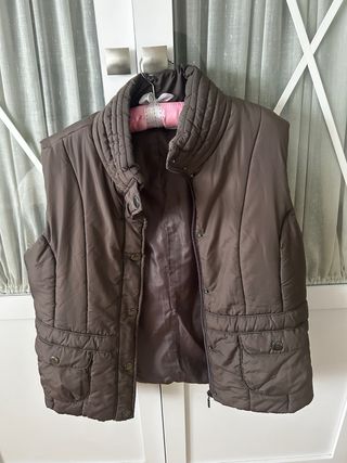 Chaleco acolchado marrón