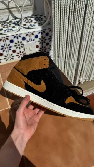 Nike Jordan 1 Mid Negro y Marrón