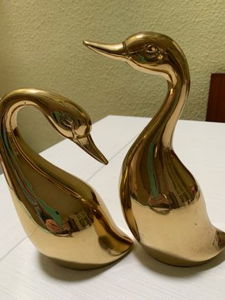 Figuras de patos dorados de metal