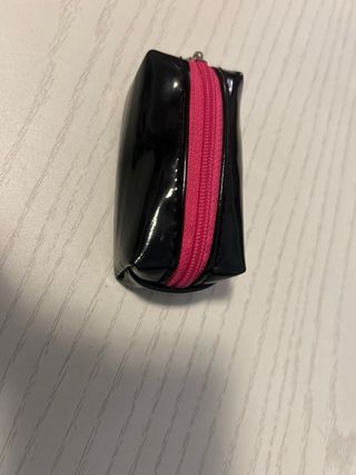 Brocha de maquillaje con estuche negro