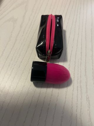 Brocha de maquillaje con estuche negro