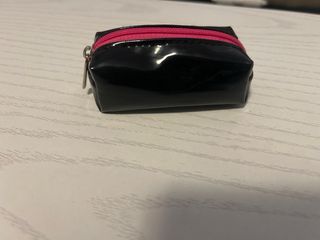 Brocha de maquillaje con estuche negro