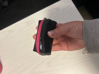 Brocha de maquillaje con estuche negro