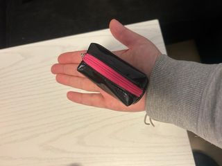 Brocha de maquillaje con estuche negro