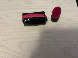 Brocha de maquillaje con estuche negro