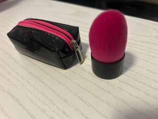 Brocha de maquillaje con estuche negro