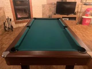 Mesa de billar madera oscura tapete verde