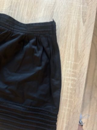 Falda negra plisada