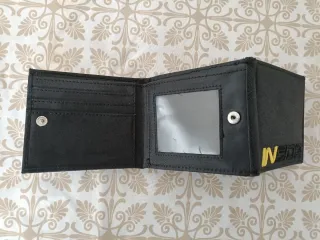 Cartera monedero negra con detalles amarillos