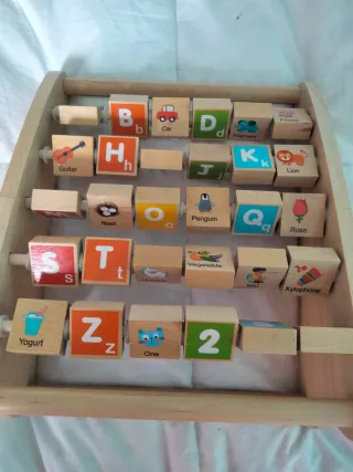 Abecedario de madera con letras y números
