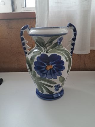 Jarrón de cerámica con flores azules