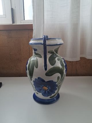 Jarrón de cerámica con flores azules