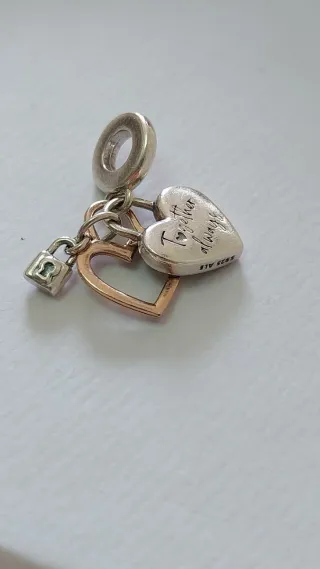 Charm Pandora Corazón y llave.