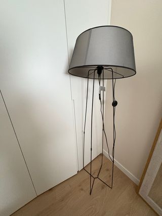 Lámpara de pie moderna negra y gris