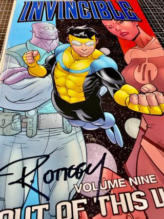Comic USA Invincible Vol.9 firma de R. Ottley +COA