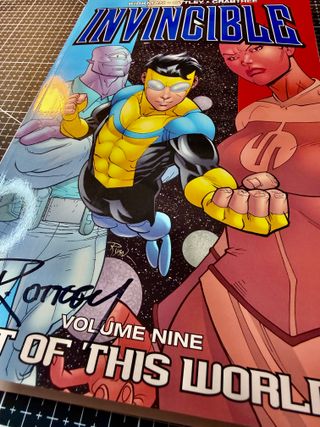 Comic USA Invincible Vol.9 firma de R. Ottley +COA