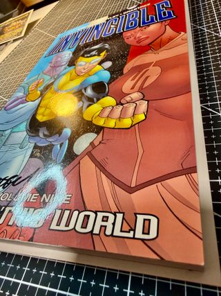 Comic USA Invincible Vol.9 firma de R. Ottley +COA