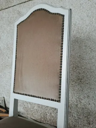 Seis sillas en madera maciza, pintadas En blanco.