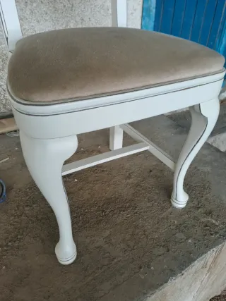Seis sillas en madera maciza, pintadas En blanco.