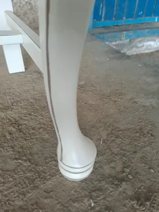Seis sillas en madera maciza, pintadas En blanco.