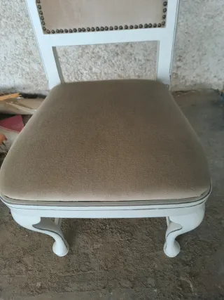 Seis sillas en madera maciza, pintadas En blanco.