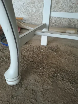 Seis sillas en madera maciza, pintadas En blanco.