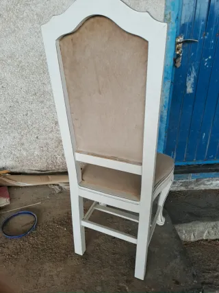 Seis sillas en madera maciza, pintadas En blanco.