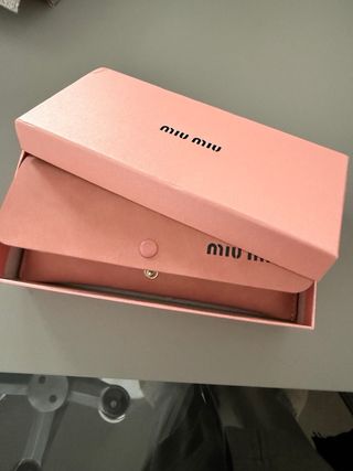 Gafas de sol Miu Miu marrón y doradas. (Hacoo)