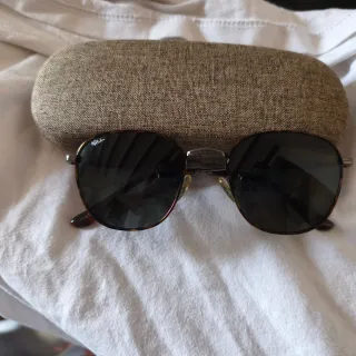 Gafas de sol negras y marrones