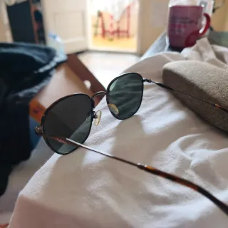 Gafas de sol negras y marrones