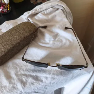 Gafas de sol Ray-Ban negras y marrones