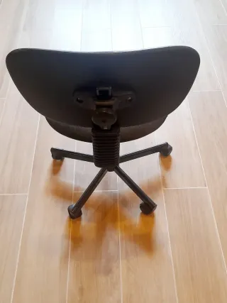 Silla de escritorio negra regulable