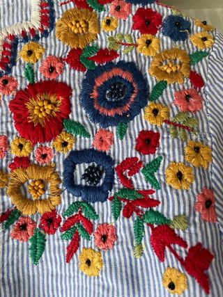 Blusa Zara bordada flores azul talla XS/S