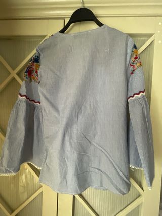 Blusa Zara bordada flores azul talla XS/S