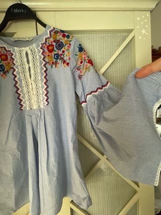 Blusa Zara bordada flores azul talla XS/S